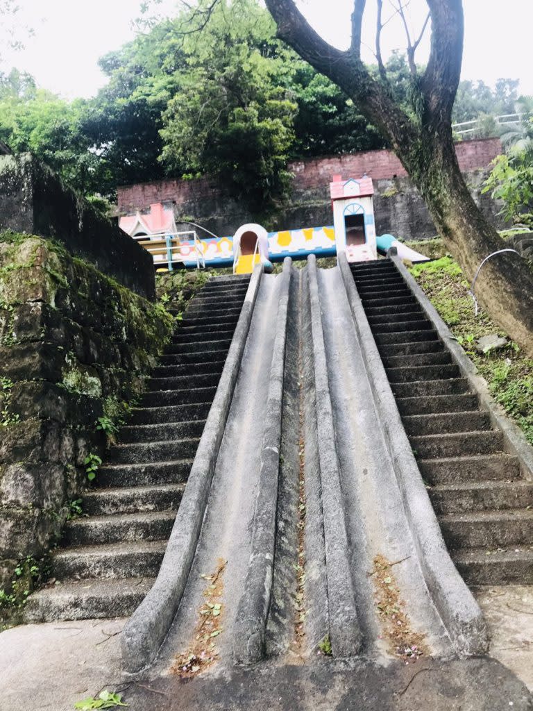 基隆市中正公園遊戲場將改建，圖為斑駁老舊的遊戲設施。(記者王慕慈攝)