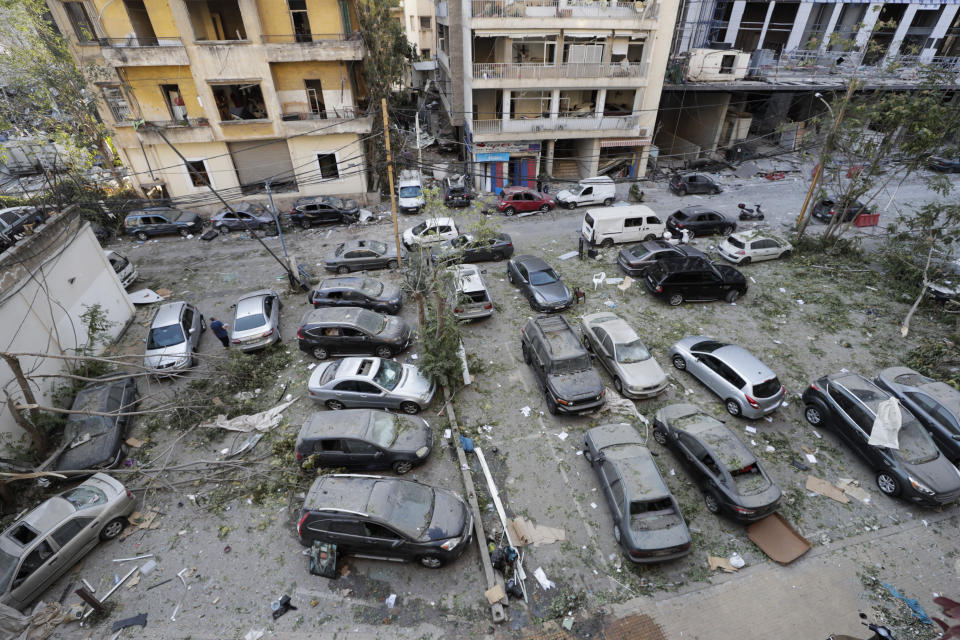 La città è distrutta "così tanto da sembrare Hiroshima", ha detto il governatore della capitale libanese. Auto ed edifici semidistrutti e detriti sulla strada. E in quasi tutto il centro cittadino praticamente nessun edificio è rimasto con i vetri intatti.