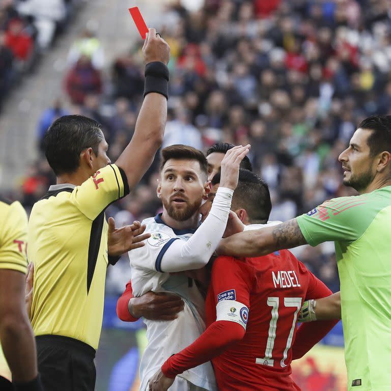 Lionel Messi y Gary Medel reciben la tarjeta roja en el partido por el tercer puesto de la Copa América Brasil 2019 