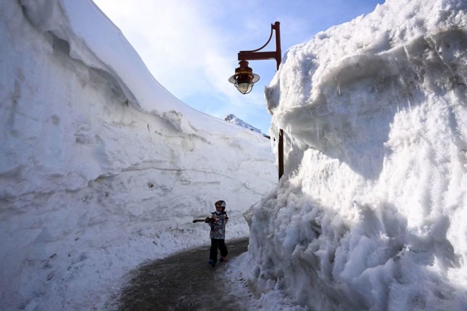The snow walls stacked up high in Mammoth Lakes, California during Winter '22/'23. Photo captured on April 5, 2023.<p>Photo: PATRICK T. FALLON/AFP via Getty Images</p>
