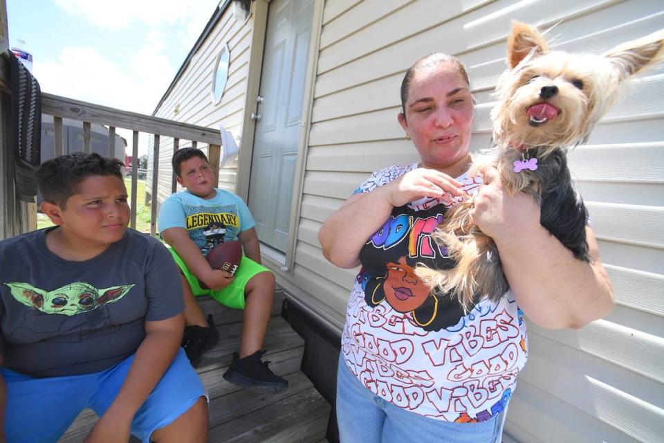 Casa móvil donde vive Jahaira Vélez con sus hijos en un “moving home park” en la ciudad de Haines City en Florida, EEUU.