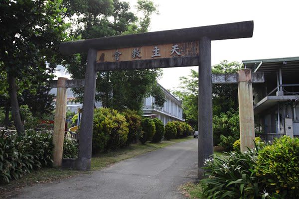 新城天主堂鳥居兩側被加裝了兩根柱子，是當年天主堂的神父唯恐鳥居被拆除所做的掩飾，因為這樣就不像鳥居了 (圖／花蓮縣政府)