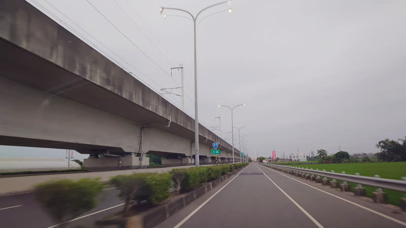 台積電設廠  嘉縣各界期待台37線延伸南科 台積電3月宣布在嘉義科學園區設先進封裝廠，未來 半導體晶片將送至嘉科進行封裝測試，嘉縣各界期待 高鐵下方的台37線（圖），可延伸至新營甚至連接南 科。 中央社記者蔡智明攝  113年4月15日 