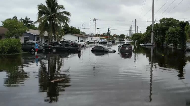 Esta  vista aérea tomada de un vídeo muestra varios coches varados en una carretera en el noreste del condado de Miami-Dade, Florida, el jueves 13 de junio de 2024.