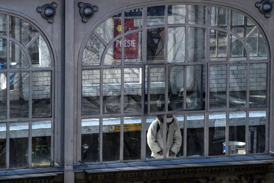 Une femme attendant le métro à Paris, le 27 mars 2020. - JOEL SAGET / AFP