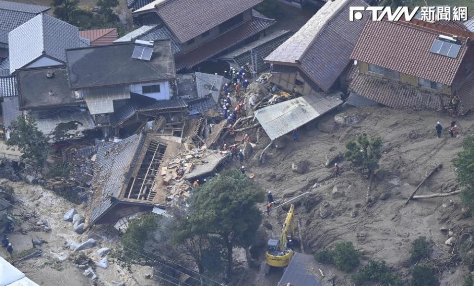 日本佐賀縣因暴雨發生嚴重土石崩塌，多處房屋遭掩埋。（圖／美聯社）