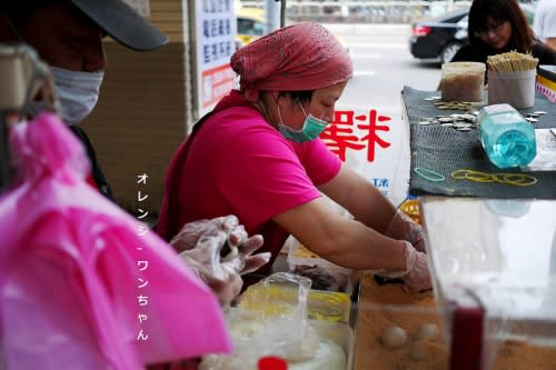 【台北漫步食記】不老客家麻糬 松江路297巷 │中山區行天宮站： 行天宮站超人氣麻糬攤～每個10塊錢六種口味顆顆都驚喜～完全手工製作想買只有當乖寶寶排隊！(招牌椰香口味人氣大推薦)