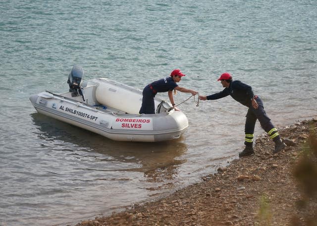 Personnel at Barragem do Arade reservoir