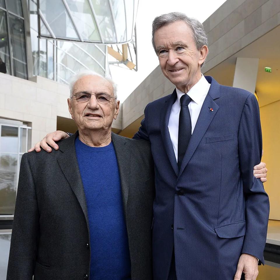 Frank Gehry（圖左）和LOUIS VUITTON數次合作後建立起深厚的合作情誼，連LVMH集團CEO Bernard Arnault（圖右）也頗為禮遇這位建築大師。