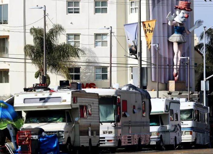 VENICE BEACH, CALIF. - JAN. 18, 2022. Recreational vehicles that serve as homes for the unhoused line Main Street in Venice Beach. A majority of people who were living along the oceanfront boardwalk have moved to temporary housing or further inland after authorities conducted a massive cleanup last summer. (Luis Sinco/Los Angeles Times)