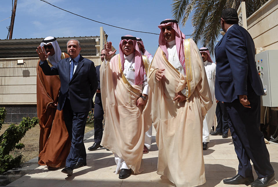 ARCHIVO - En esta imagen de archivo del 5 de abril de 2019, el ministro saudí de Comercio e Inversión, Majid bin Abdullah Al Qasabi, en el centro, y el ministro iraquí de Exteriores, Mohamed Alhakim, segundo por la izquierda, a su llegada a una ceremonia de inauguración del consulado saudí en Bagdad, Irak. (AP Foto/Hadi Mizban, Archivo)