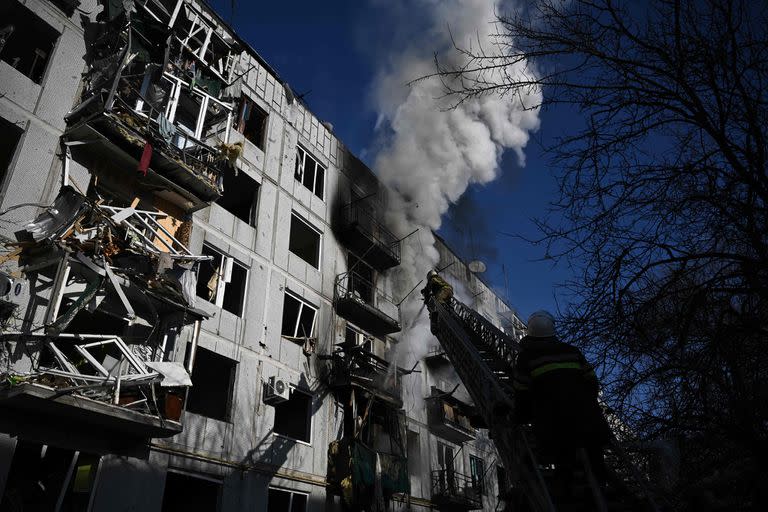 Daños en Chuguiv tras los bombardeos rusos. (Photo by Aris Messinis / AFP)