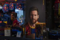 Un afiche con la imagen del astro del Barcelona Lionel Messi es desplegado en una tienda del club español en Barcelona, el martes 1 de septiembre de 2020. (AP Foto/Emilio Morenatti)