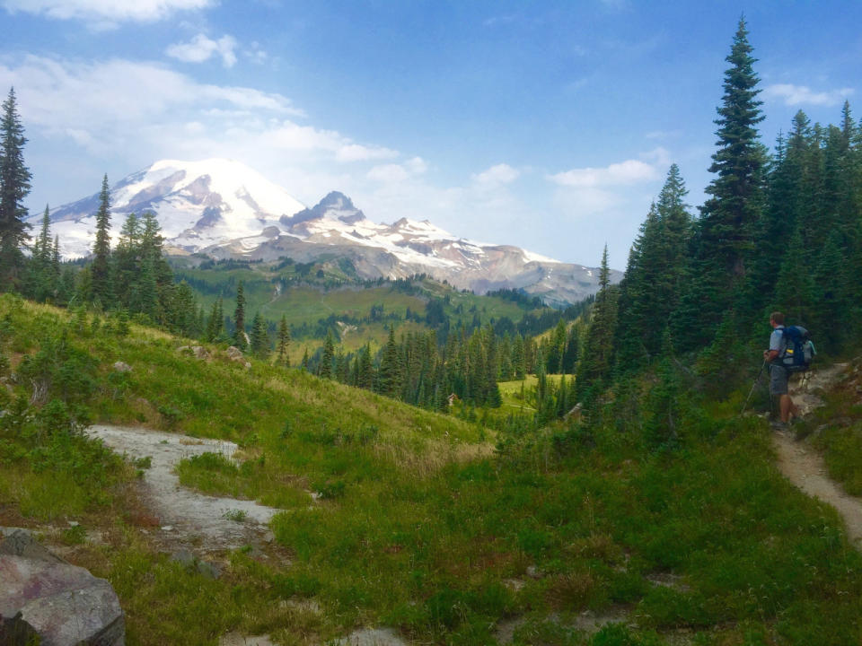 Wonderland Trail, Mount Rainier National Park. En el estado de Washington, este sendero de 93 millas (149km) se puede recorrer completo en una media de 10 días, entre julio y septiembre. Es considerada una de las rutas más épicas de los parques nacionales del país ya que cuenta con montañas, glaciares, campos abiertos y ríos. Cuenta con 18 campamentos y 9 accesos, por lo que puedes recorrerlo en partes. - Foto: Flickr.com/user/lorenkerns