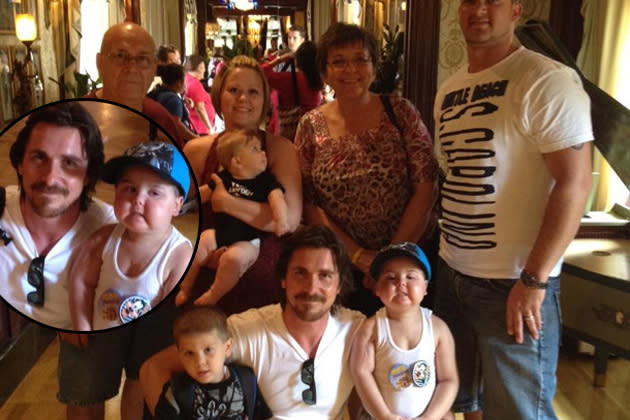 Christian Bale zusammen mit Jayden und seiner Familie. (Bild: Screenshot Facebook/BatSignal4Jayden)