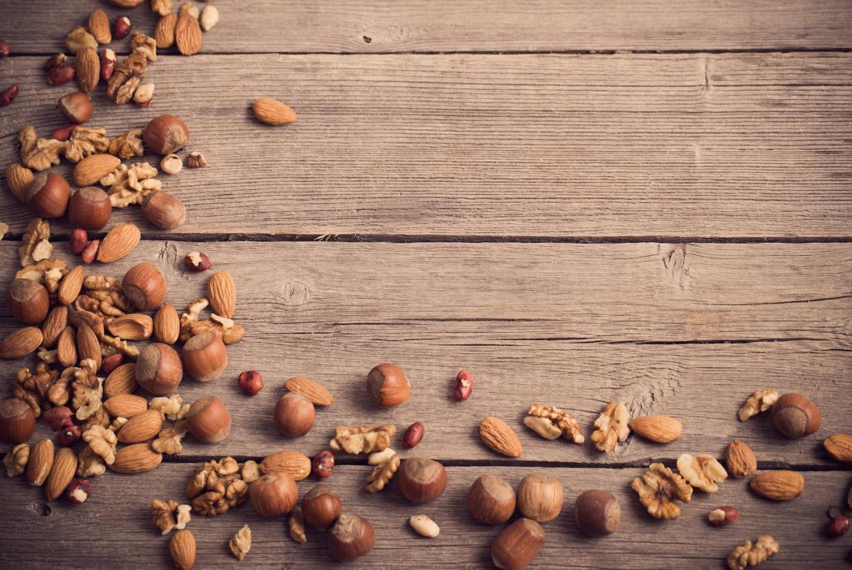 <a href="https://www.shutterstock.com/es/image-photo/mixed-nuts-on-old-wooden-background-234628198" rel="nofollow noopener" target="_blank" data-ylk="slk:Maya Kruchankova/Shutterstock;elm:context_link;itc:0;sec:content-canvas" class="link ">Maya Kruchankova/Shutterstock</a>