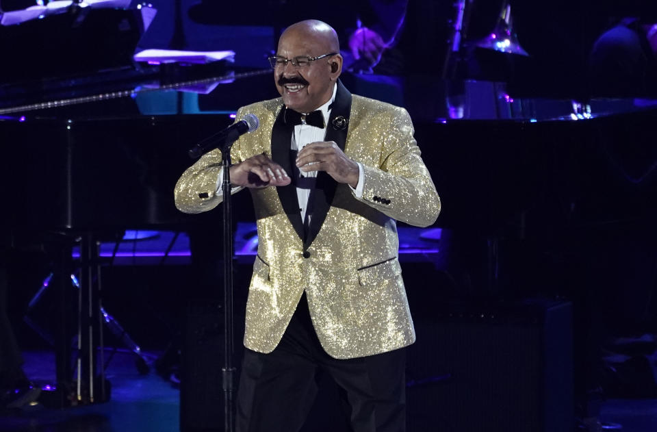 Oscar D'León canta "Buscando guayaba" en la gala en honor a Rubén Blades como Persona del Año de la Academia Latina de la Grabación, el miércoles 17 de noviembre de 2021 en el hotel y casino Mandalay Bay en Las Vegas. (AP Foto/Chris Pizzello)