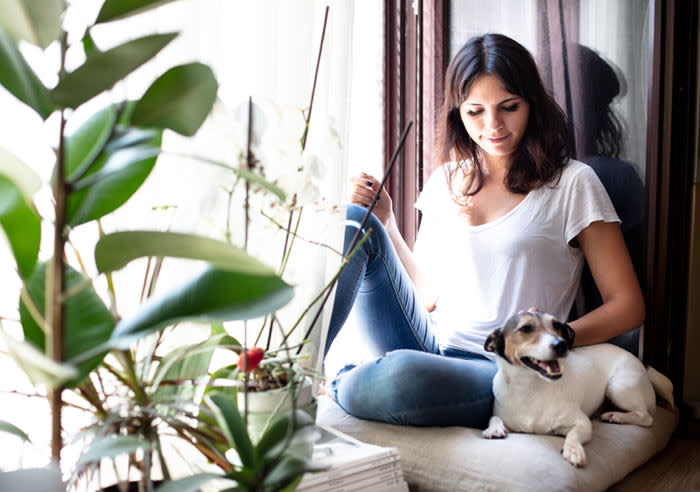 mujer con su perro