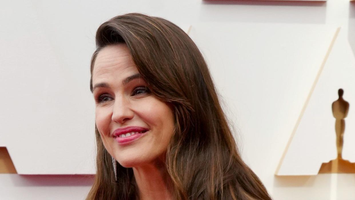 jennifer garner attends the 94th annual academy awards in red gown