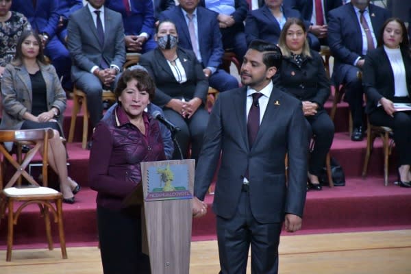 Presidente municipal de Nezahualcóyotl Adolfo Cerqueda Rebollo al rendir su primer informe de gobierno, junto a Delfina Gómez en diciembre de 2022.