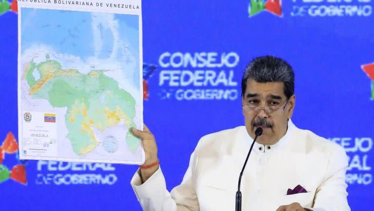 El presidente Nicolás Maduro muestra un mapa de Venezuela durante un mensaje al país