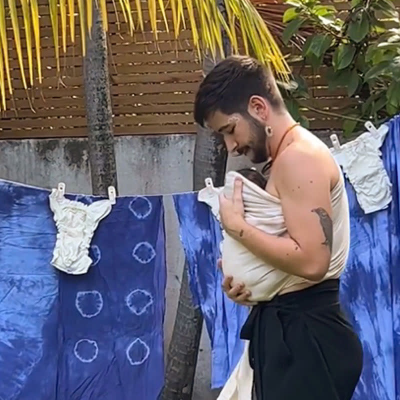 Camilo bailando para dormir a su hija