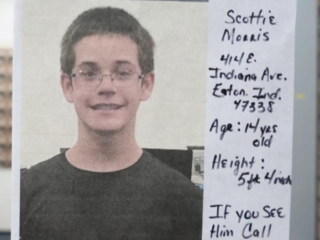 Un cartel muestra a Scottie Morris, de 14 años, desaparecido (Captura de pantalla/WTHR)