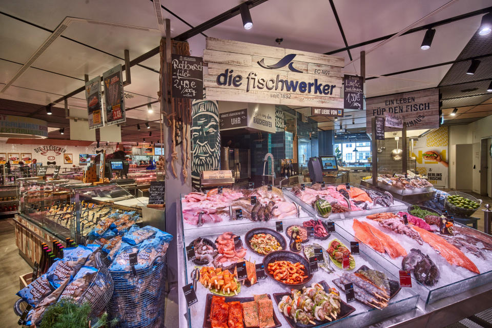 Die Fischtheke im Edeka Center mit integrierter Austernbar – links im Hintergrund ein Teil der Fleischtheke. - Copyright: EDEKA Minden-Hannover / Jochen Zick