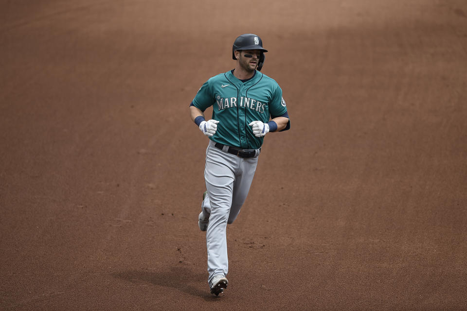 Mitch Haniger de los Marineros de Seattle pasa por tercera base tras batear un jonrón en el quinto inning del primer juego de una doble cartelera ante los Orioles de Baltimore, el jueves 15 de abril de 2021. (AP Foto/Gail Burton)