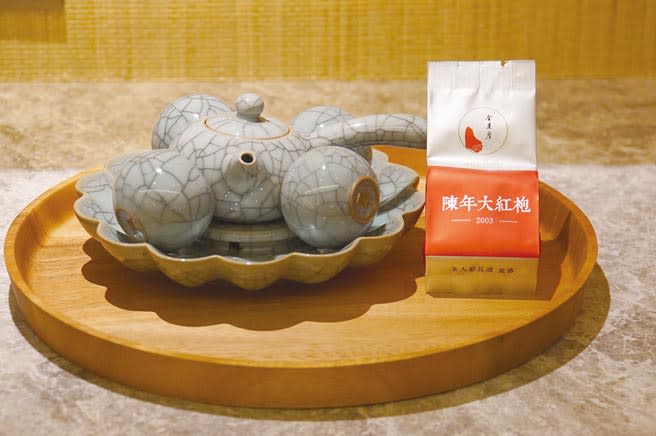 為住客準備了「陳年大紅袍」岩茶及「不倒杯」讓客人品茗。圖／姚舜