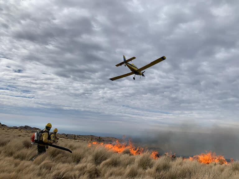 Casi 300 bomberos combaten las llamas en el cerro Champaquí