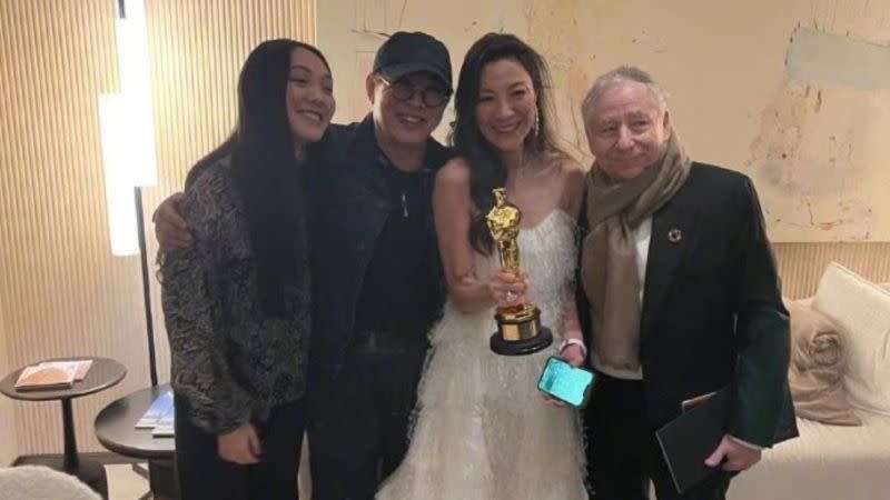 ▲李連杰女兒Jane（左起）、李連杰、楊紫瓊與陶德，在奧斯卡頒獎典禮後台合照。（圖／翻攝自向太微博）