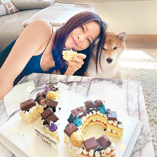 張曦雯有愛犬相伴，食蛋糕慶生。