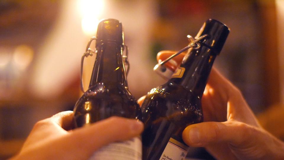 «Corona?» - «Na dann, Prost!» In vielen Kneipen und Bars in der Bundeshauptstadt achtet niemand auf die Hygiene-Vorschriften.