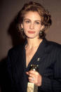 Su segundo Globo de Oro le llegó en 1991 gracias a <a href="https://es.vida-estilo.yahoo.com/pretty-woman-looks-julia-roberts-son-tendencia-30-anos-despues-094918715.html" data-ylk="slk:'Pretty Woman';elm:context_link;itc:0;sec:content-canvas;outcm:mb_qualified_link;_E:mb_qualified_link;ct:story;" class="link  yahoo-link">'Pretty Woman'</a> (1990). En aquella ocasión recogió su galardón con este elegante corte de pelo. (Foto: Ron Galella Collection / Getty Images)