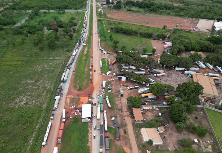 Vehículos esperan el martes mientras los partidarios del presidente de Brasil, Jair Bolsonaro, bloquean la carretera federal BR-364 durante una protesta contra el presidente electo Luiz Inacio Lula da Silva, que ganó un tercer mandato tras la segunda vuelta de las elecciones presidenciales, en Cuiaba, estado de Mato Grosso