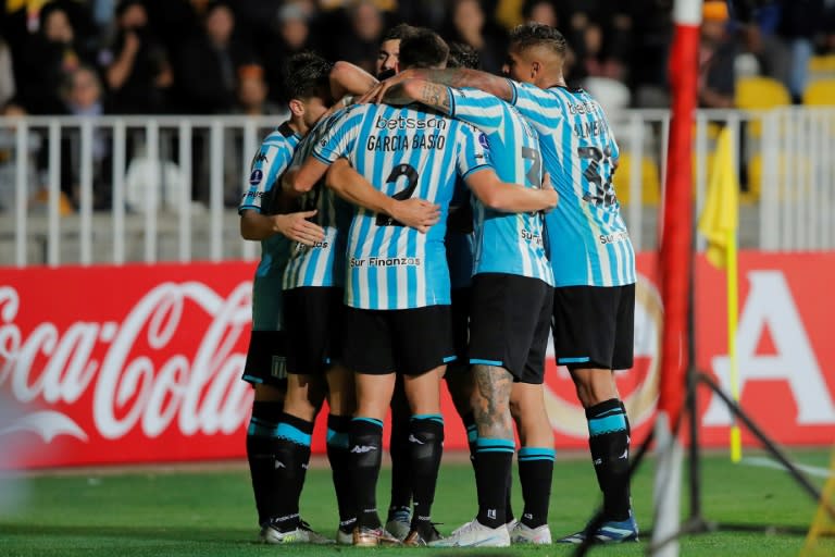 Paranaense y Racing siguen imparables en la Copa Sudamericana. En la foto, jugadores de Racing celebran en duelo ante el chileno Coquimbo Unido disputado en Coquimbo, el 24 de abril de 2024 (Javier TORRES)