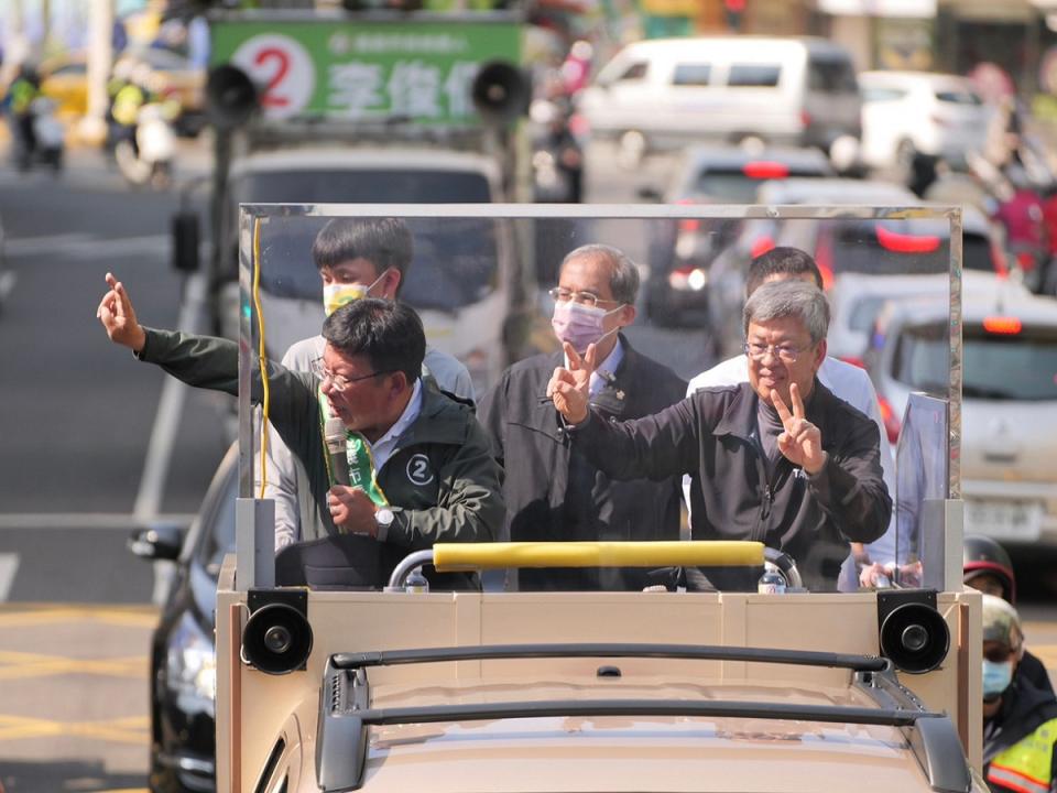 民進黨嘉義市長候選人李俊俋由前副總統陳建仁陪同掃街