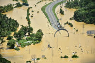 <p>En pleine période des moussons, le Sri Lanka est touché par des pluies diluviennes. Les intempéries ont entraîné des inondations et des glissements de terrain, qui ont couté la vie à plus de 200 personnes et entraîné l’évacuation de 500 000 habitants. Le pays n’avait plus connu pareille catastrophe depuis 2003. (AFP PHOTO / SRI LANKAN AIR FORCE) </p>