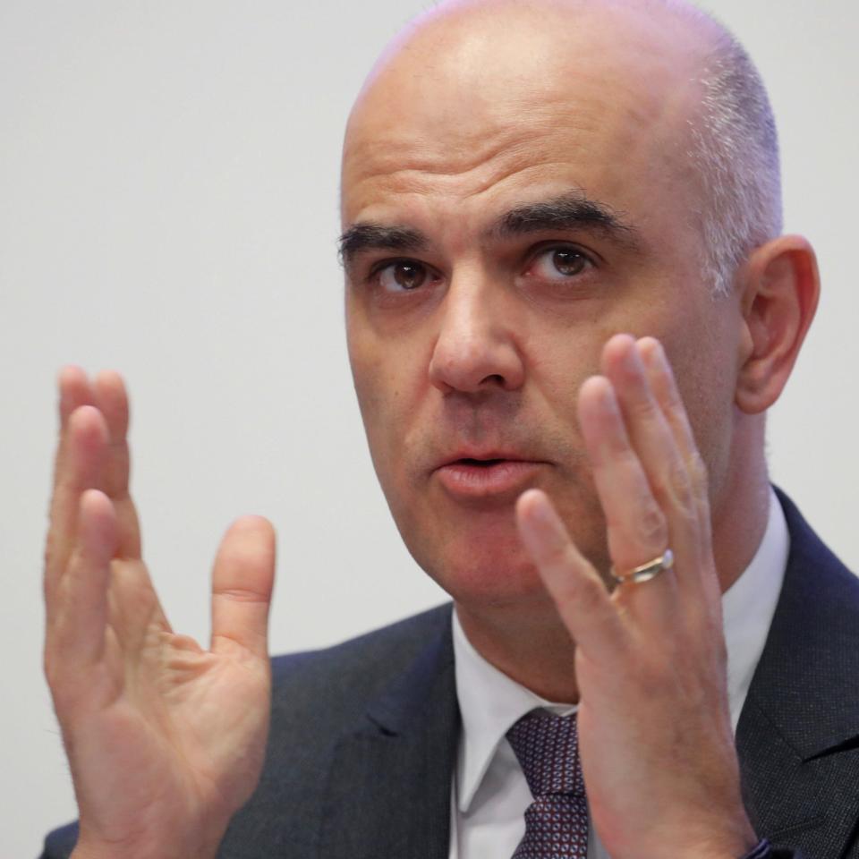 Swiss Interior Minister Alain Berset gestures during a news conference, as the spread of the coronavirus disease (COVID-19) continues, in Zurich, Switzerland April 30, 2020. REUTERS/Arnd Wiegmann - ARND WIEGMANN/REUTERS