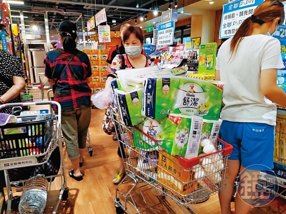 上週六行政院宣布雙北進入三級警戒，擔心封城的民眾紛紛前往超市、賣場搶購衛生紙、泡麵等民生物資。