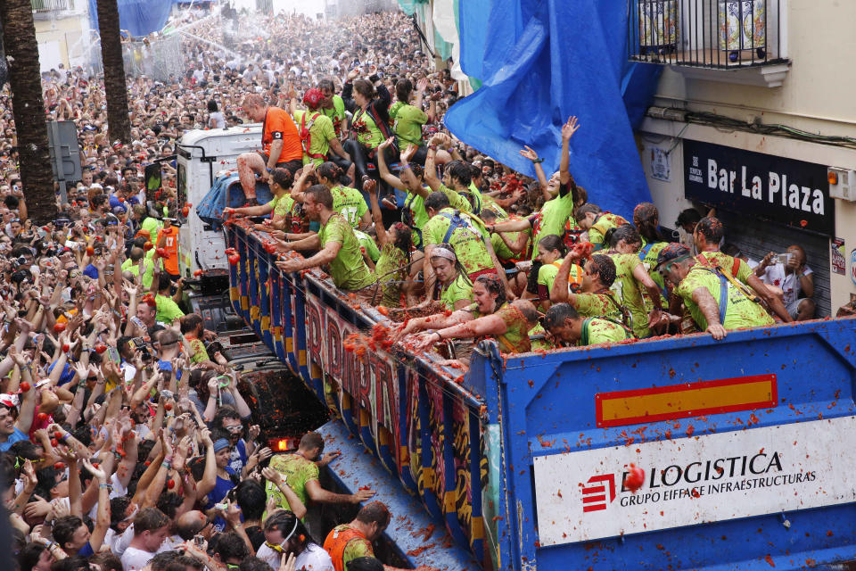 <p>Crowds of people throw tomatoes at each other, during the annual “tomatina” tomato fight fiesta in the village of Bunol, 50 kilometers outside Valencia, Spain, Wednesday, Aug. 30, 2017. Photo: Alberto Saiz/AP </p>