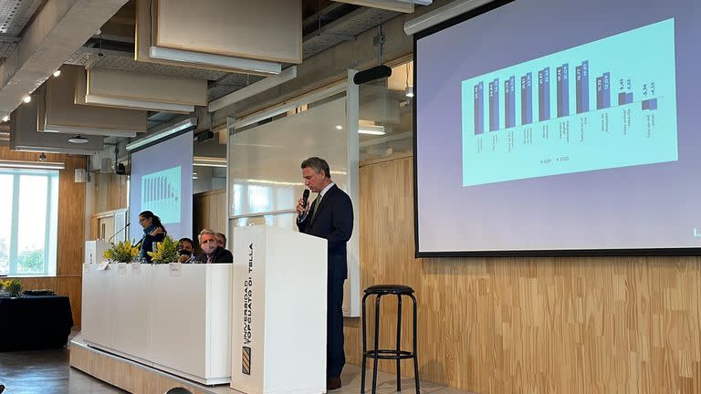 El director de LA NACION, Fernán Saguier, en una clase magistral del acto de graduación de la Maestría en el Campus Di Tella