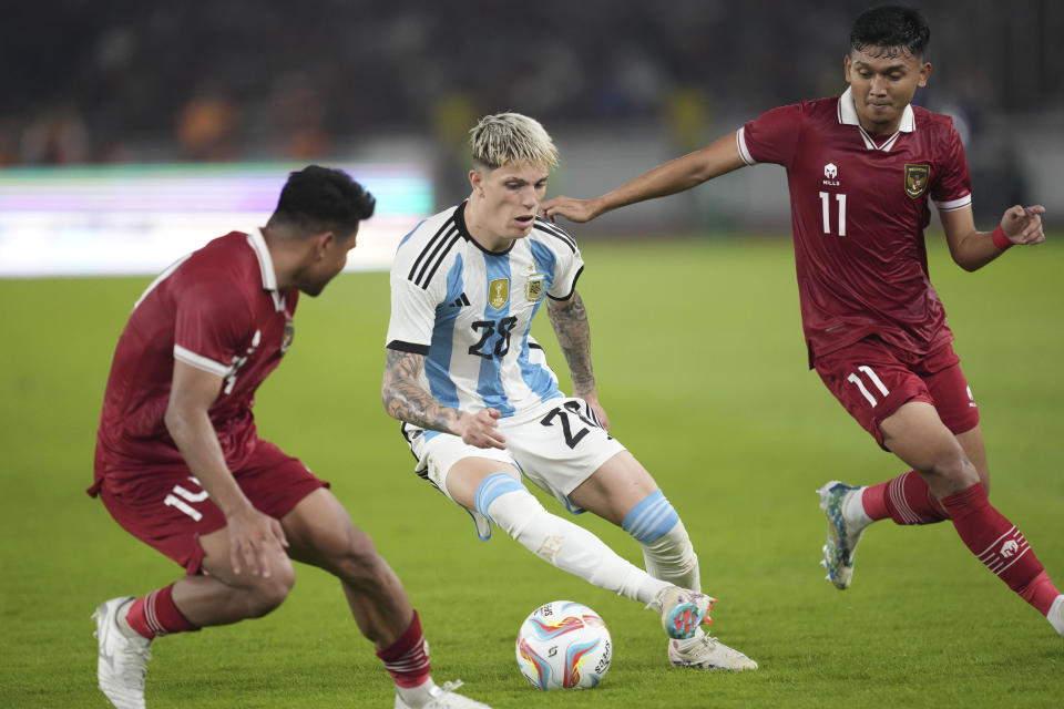 El atacante argentino Alejandro Garnacho durante el partido amistoso contra Indonesia, el lunes 19 de junio de 2023, en Yakarta. (AP Foto/Tatan Syuflana)