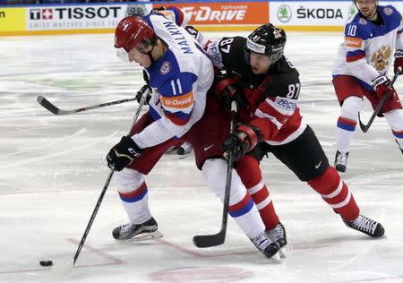 Russia's Yevgeni Malkin (L) challenges Canada's Sidney Crosby during their Ice Hockey World Championship final game at the O2 arena in Prague, Czech Republic May 17, 2015. REUTERS/David W Cerny