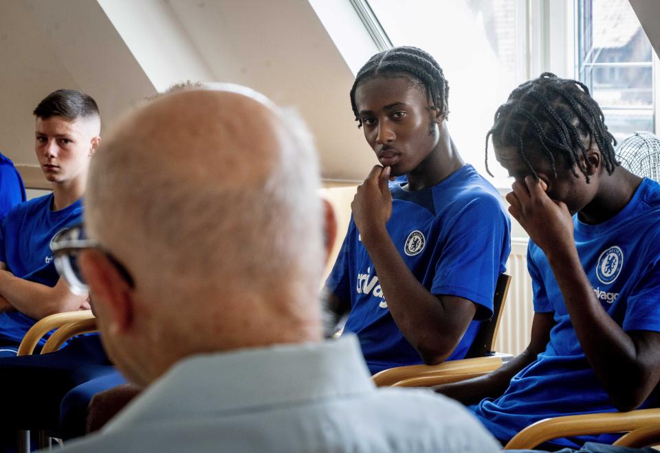 CORRECTS SPELLING OF NAME TO SHAUL PAUL LADANY INSTEAD OF SHAUL PAUL LADY - Holocaust survivor Shaul Paul Ladany talks to youth players of FC Chelsea in Nuremberg, Germany, Friday, July 29, 2022. Some of Europe's best young soccer players from the under-17 teams of Chelsea, Bayern Munich, Bologna and other international clubs contest the Walther Bensemann Memorial Tournament in Nuremberg, where they also learn the dangers of intolerance by meeting Holocaust survivors, attending workshops and taking part in excursions. (AP Photo/Michael Probst)