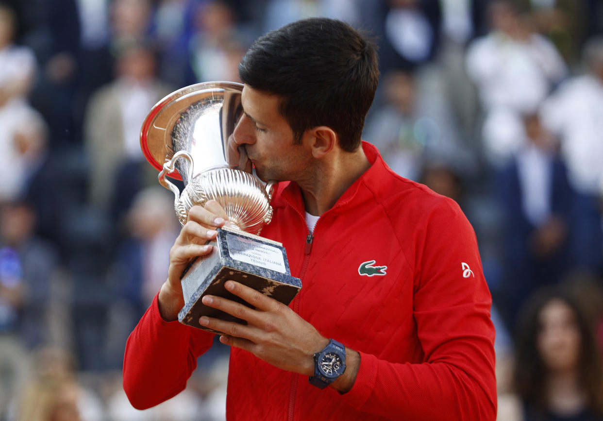 Novak Djokovic celebra con el trofeo tras ganar la final a Stefanos Tsitsipas. (Foto: REUTERS/Guglielmo Mangiapane)