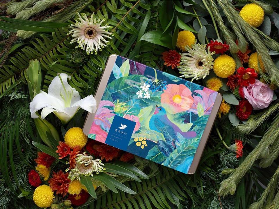「青鳥旅行」今年推出「仲夏花韻」端午禮盒，設計概念以滿園花草象徵滿載的福氣，閃爍的五色絲線是傳遞祝福的媒介。圖／青鳥旅行提供