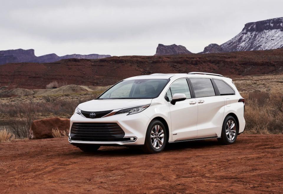 2021_Toyota_Sienna_Limited_01-scaled.jpg