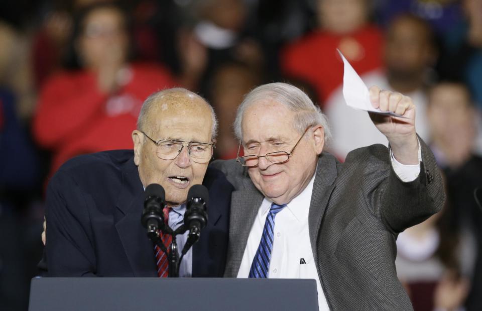 El representante John Dingell, de 88 años, y el senador Carl Levin, de 80 años. (AP)